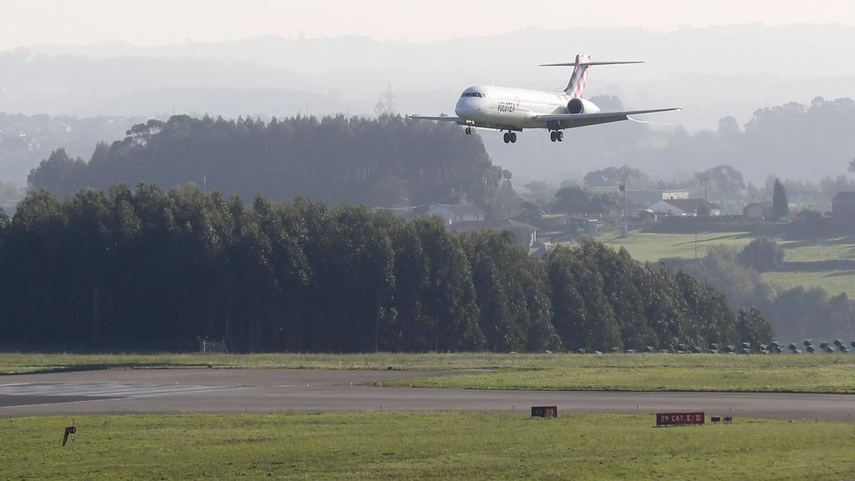 Un avión de Volotea aterriza en el Aeropuerto de Asturias.