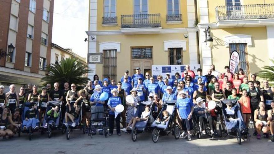 La carrera congregó a centenares de participantes.