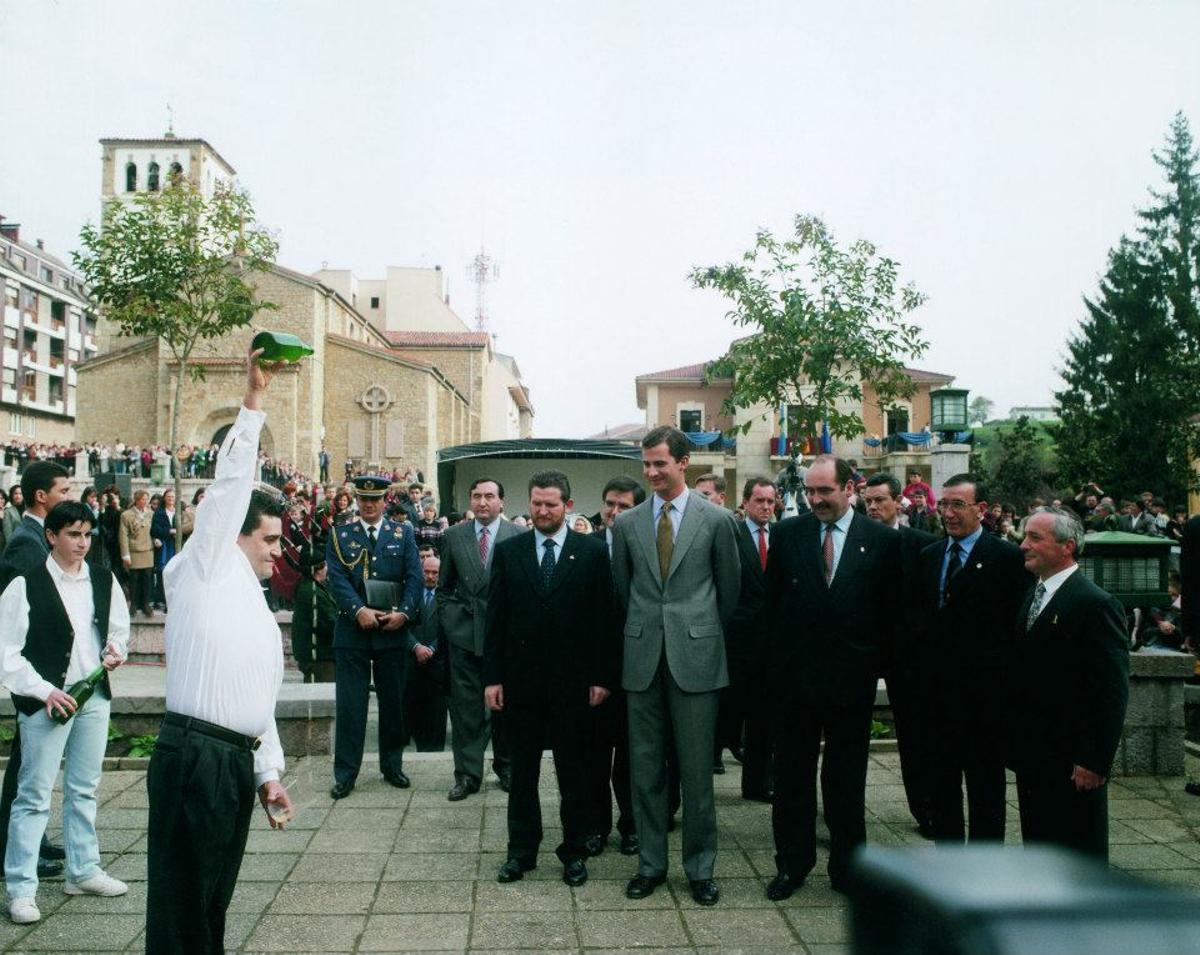 Olegario García, escanciando para el Príncipe en Nava, en 1996.