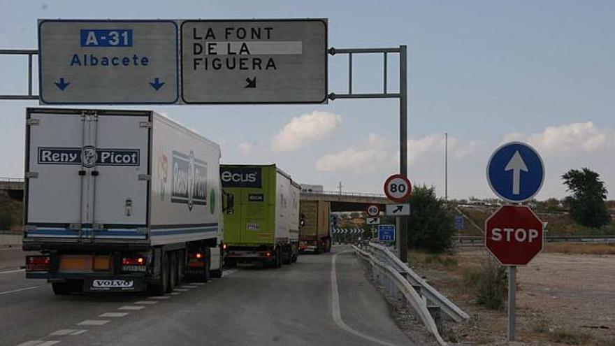 Una caravana de camiones procedente de la A-31 se desvía por la Font de la Figuera.