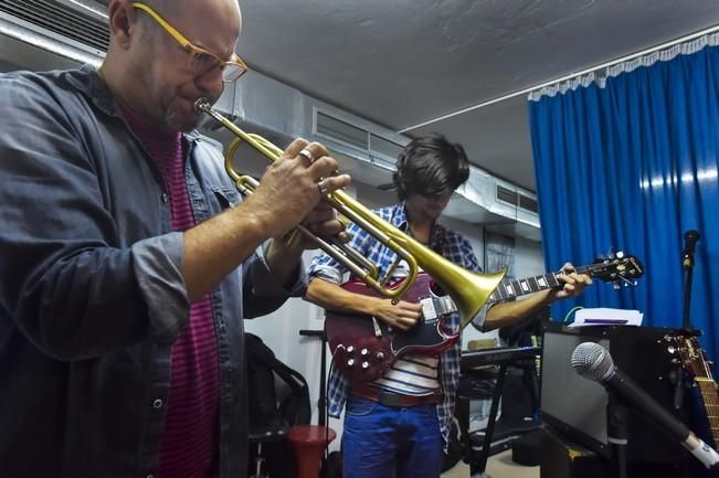 Ensayo de los grupos The Birkins y La Volpe Band