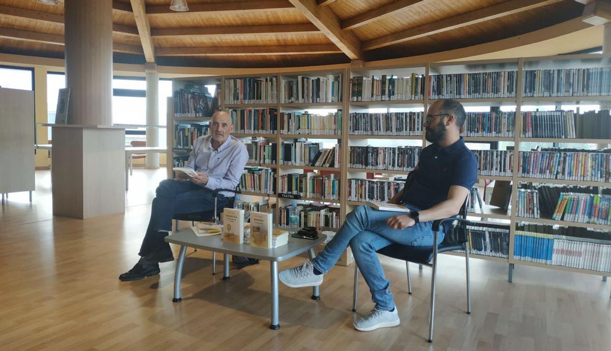 El escritor Miguel Mena en la Biblioteca Municipal de Morata de Jalón presentando su nuevo libro. | SERVICIO ESPECIAL