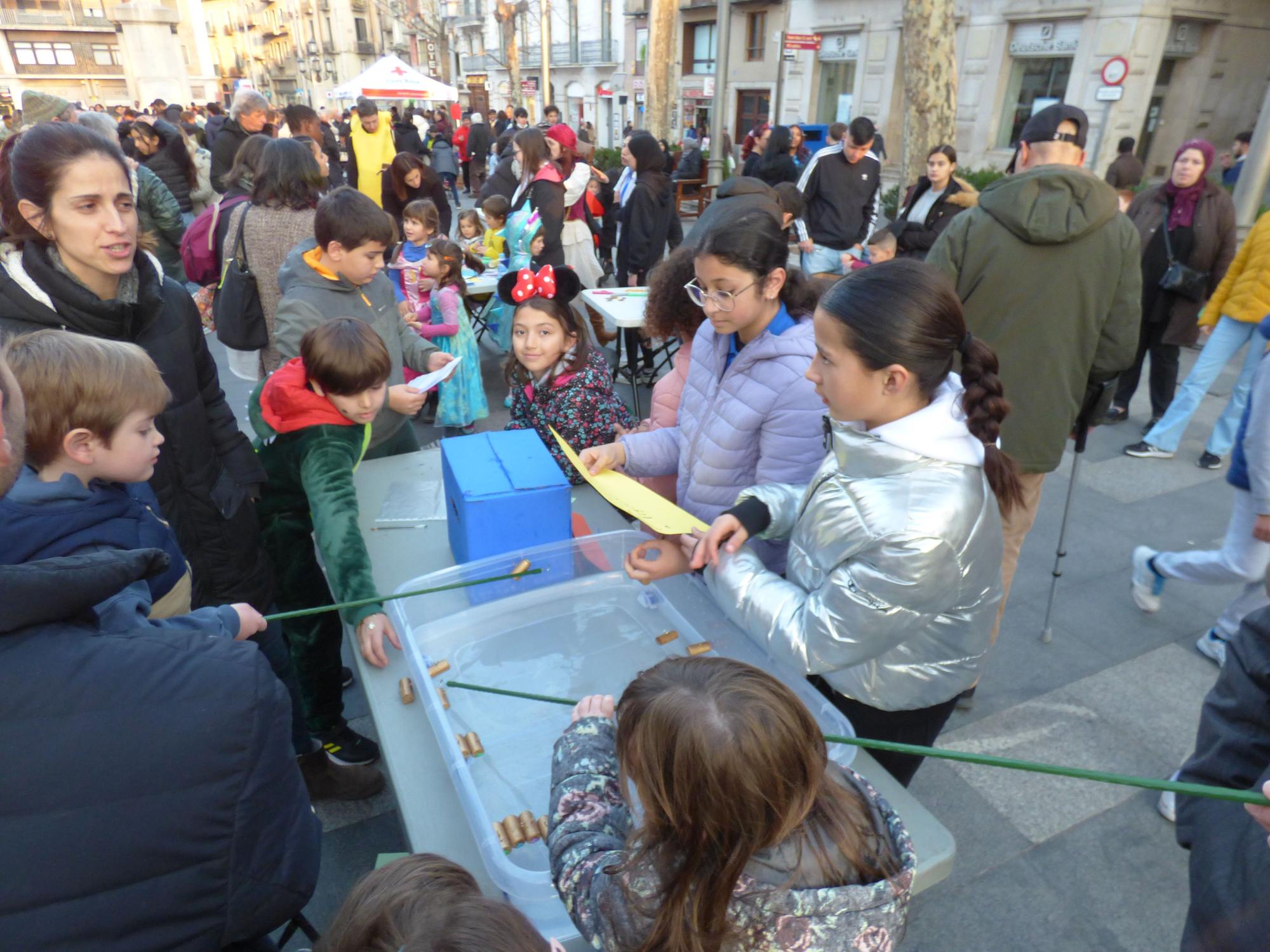 Centenars de persones celebren el carnaval a la rambla de Figueres