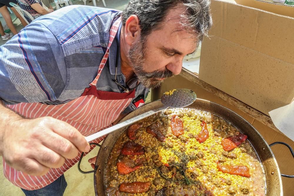 Los vecinos participan en el tercer concurso municipal de paellas