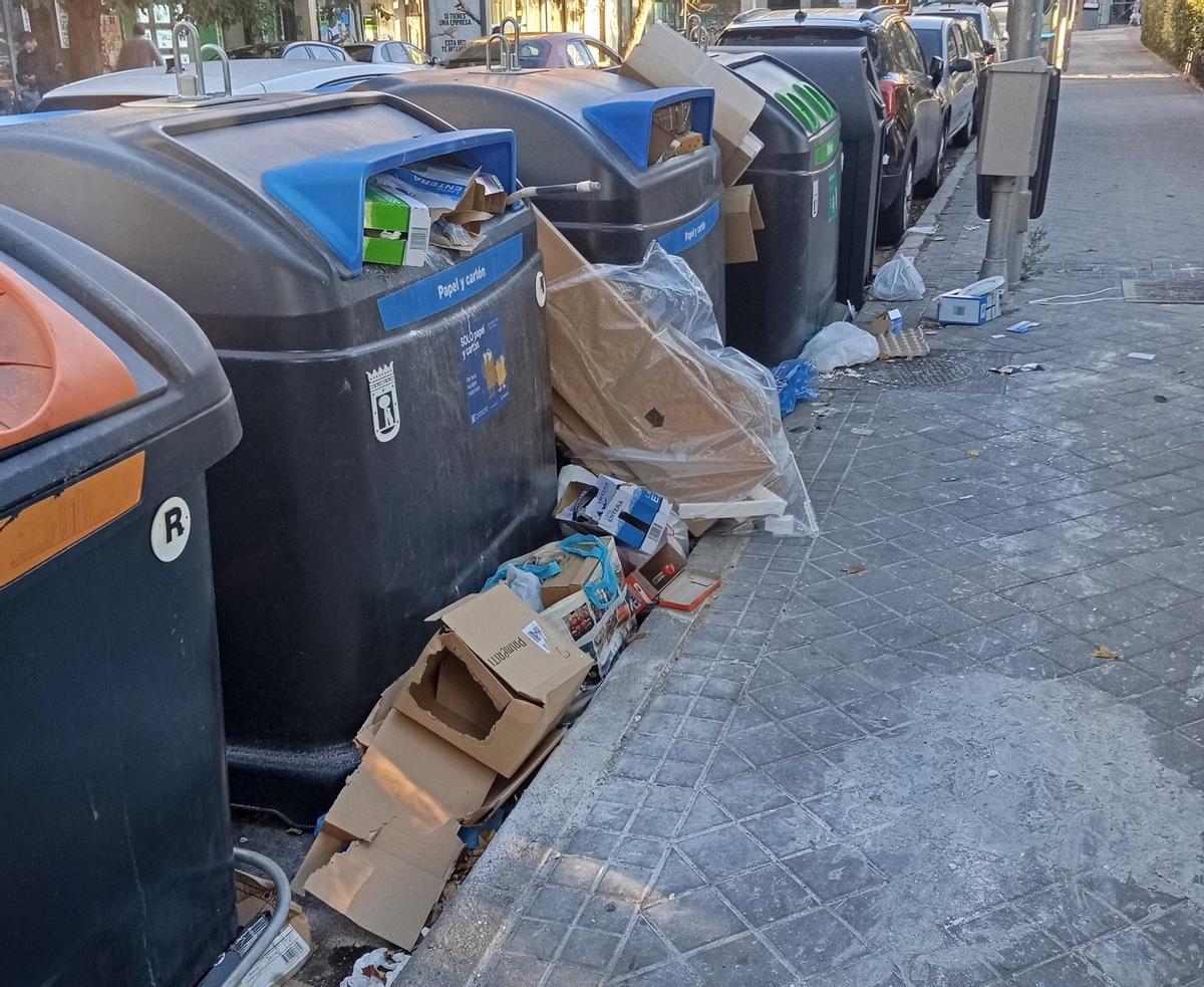Suciedad y basura acumulada en las calles de Carabanchel (Madrid).