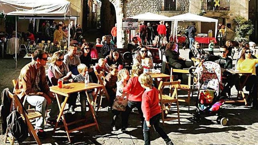 La plaça Major de Bàscara és un dels escenaris de la festa