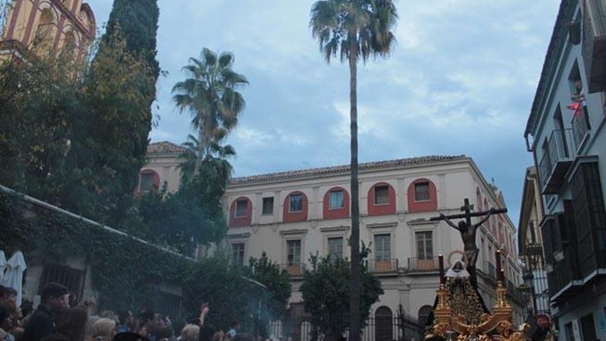 El paso por la estrechez de la calle San Agustín y la serpenteante calle Granada ofreciendo un escenario nuevo para el paso de la Congregación de Mena por el centenario de la fusión de los titulares en la actual entidad.