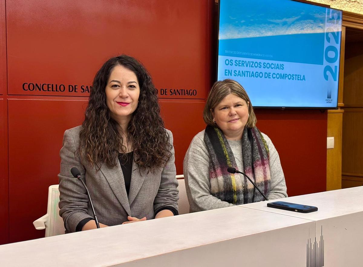 María Rozas e Eva González, durante a presentación da memoria no Pazo de Raxoi