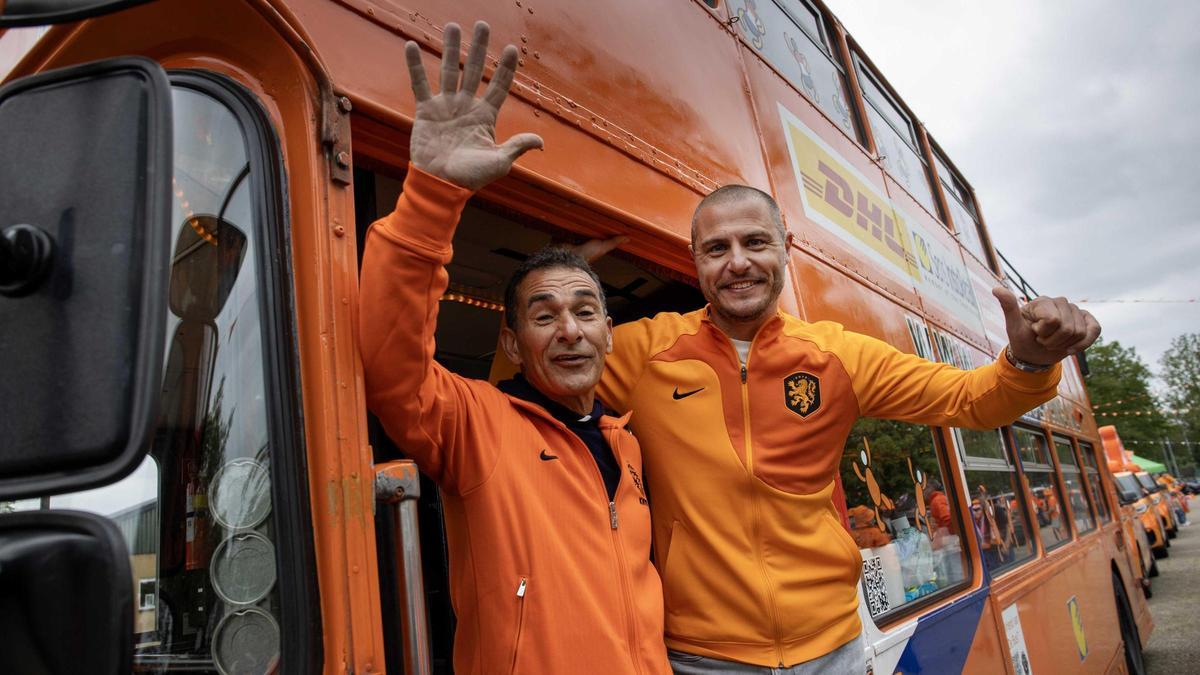 Los exjugadores Gerald Vanenburg y Danny Koevermans, al frente de una caravana de coches hacia Hamburgo.