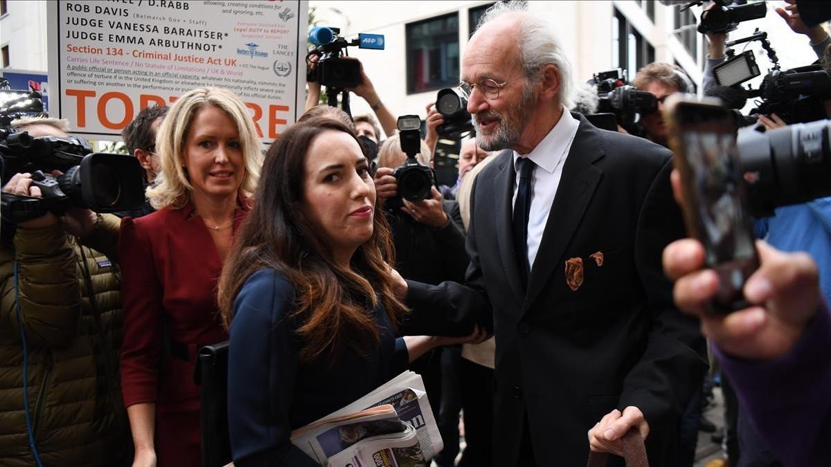 El padre de Julian Assange (derecha) y su pareja, Stella Moris (centro), en la puerta del tribunal de Londres.