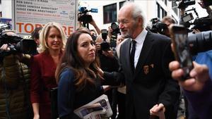 El padre de Julian Assange (derecha) y su pareja, Stella Moris (centro), en la puerta del tribunal de Londres.