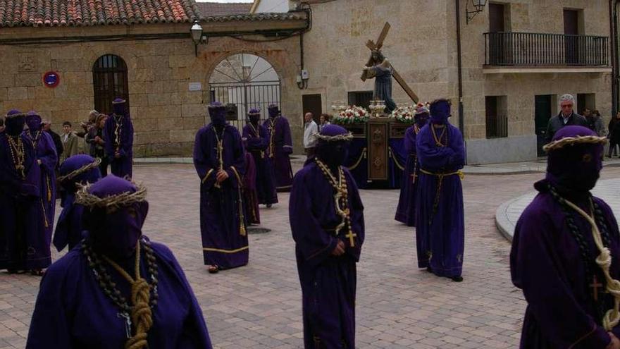 Los Nazarenos durante la procesión de la Pasión en la tarde del Jueves Santo.