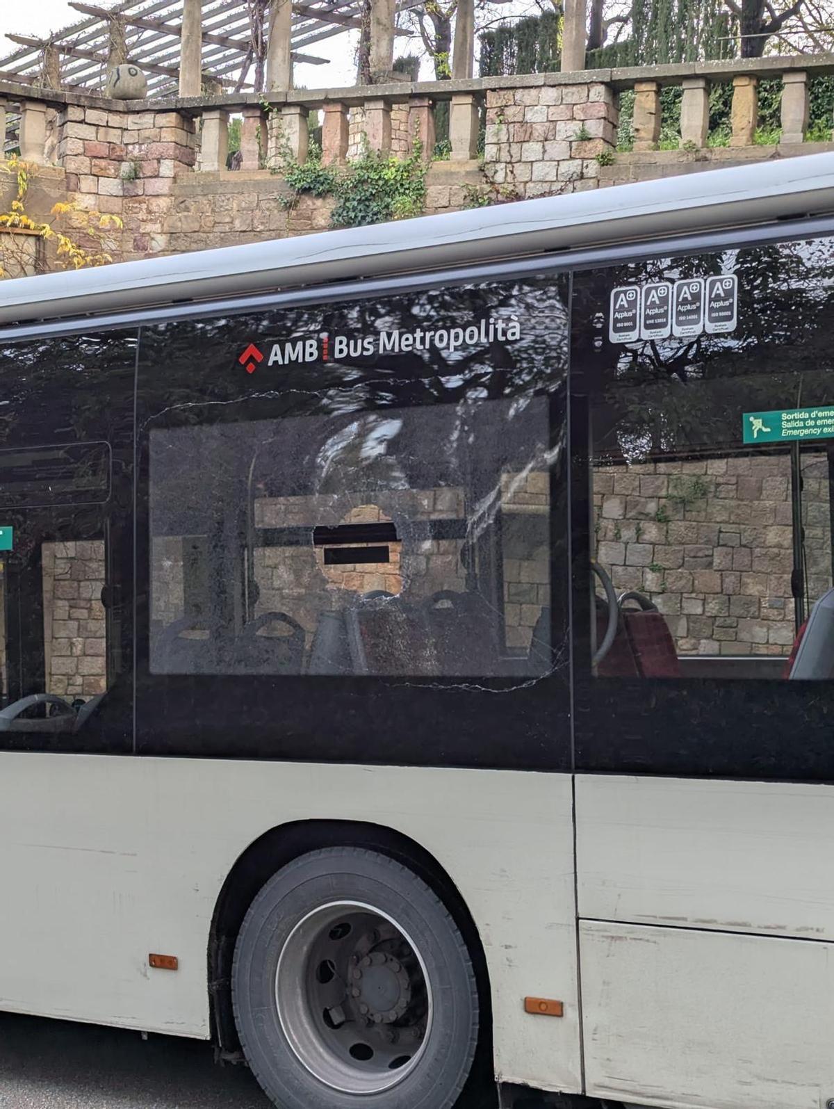 Imagen del autobús de TMB vandalizado