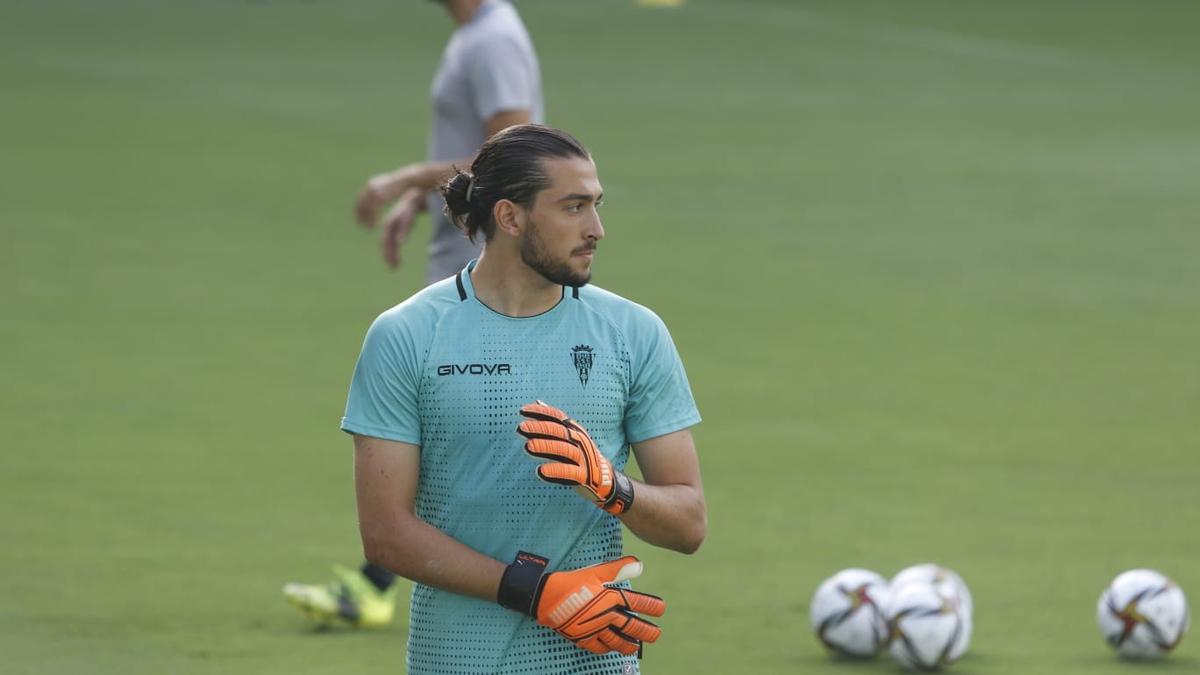 Lluis Tarrés, portero del filial del Córdoba CF que este lunes ha entrenado con el primer equipo, en El Arcángel.