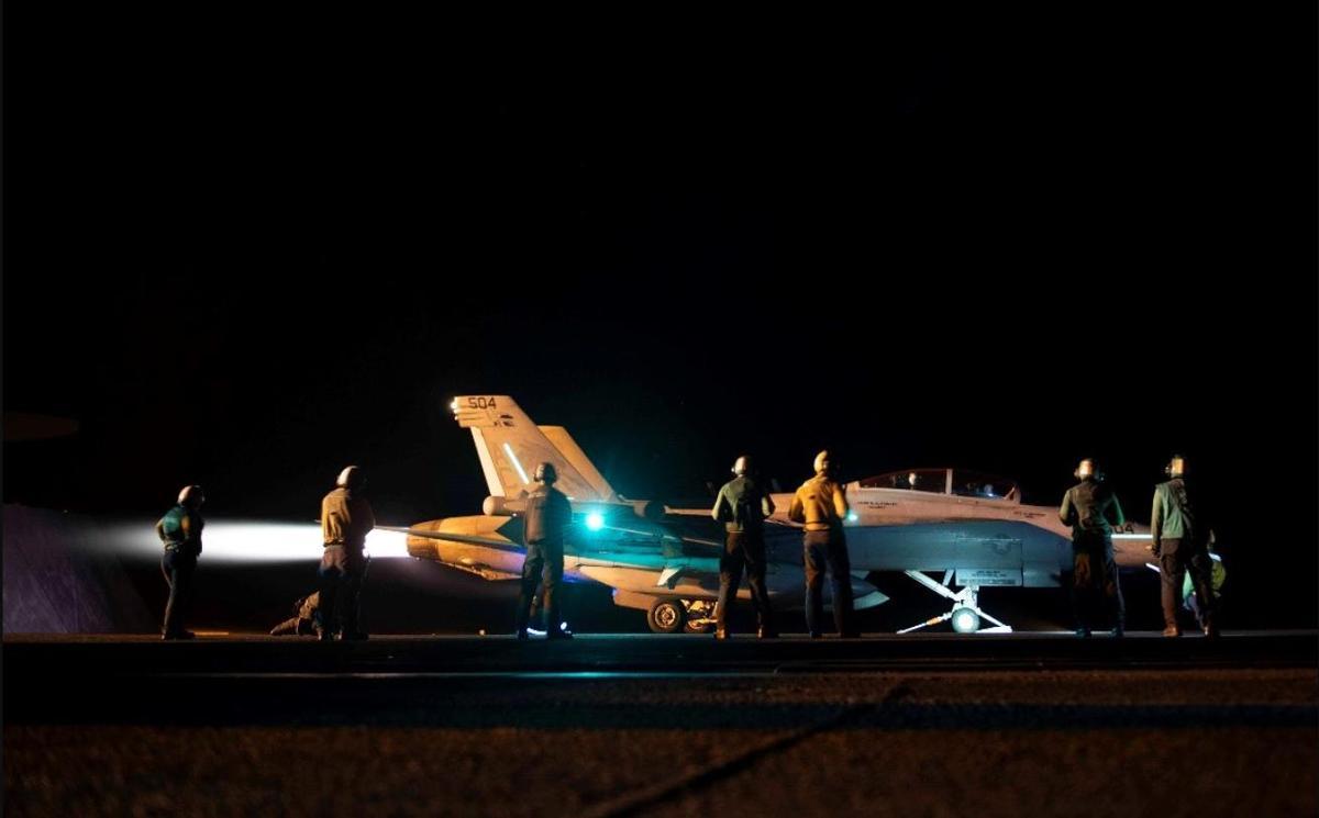 Despegue de un caza F 18 desde el portaaviones norteamericano Eissenhower la noche del 3 de febrero. USCENTCOM