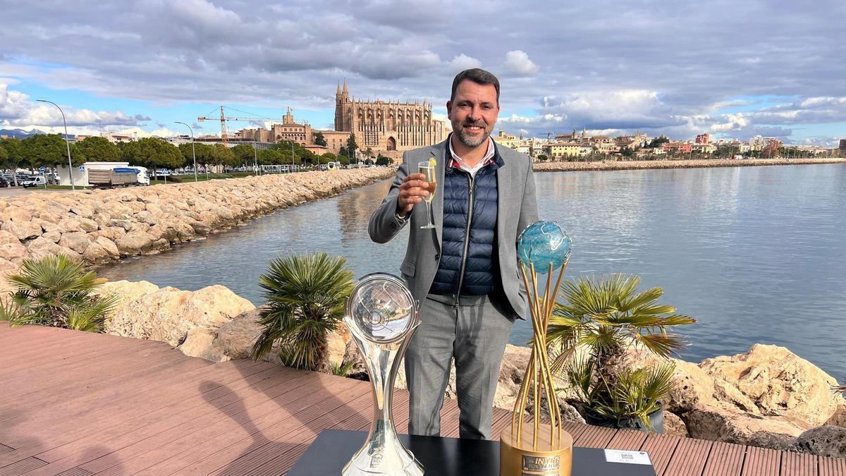 José Tirado posa con la Champions y la Intercontinental.