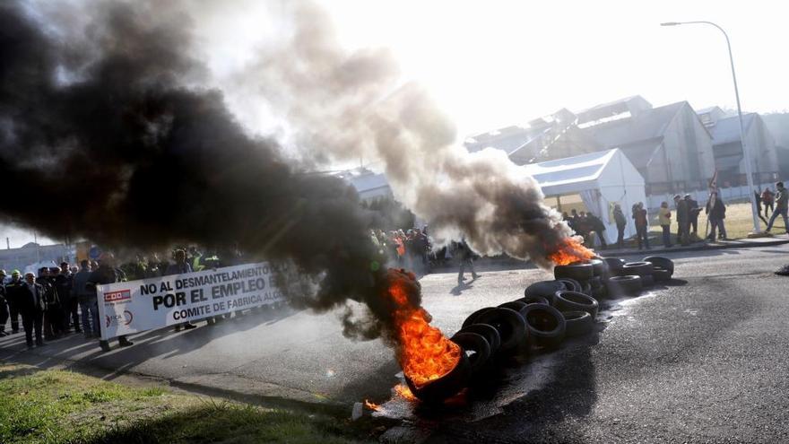 Concentración ante la fábrica de Alcoa en Avilés.