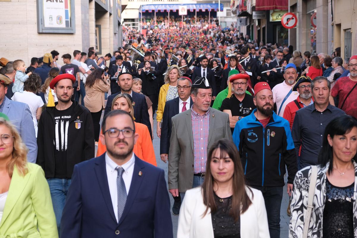 El pasodoble de la euforia abre las fiestas de Petrer