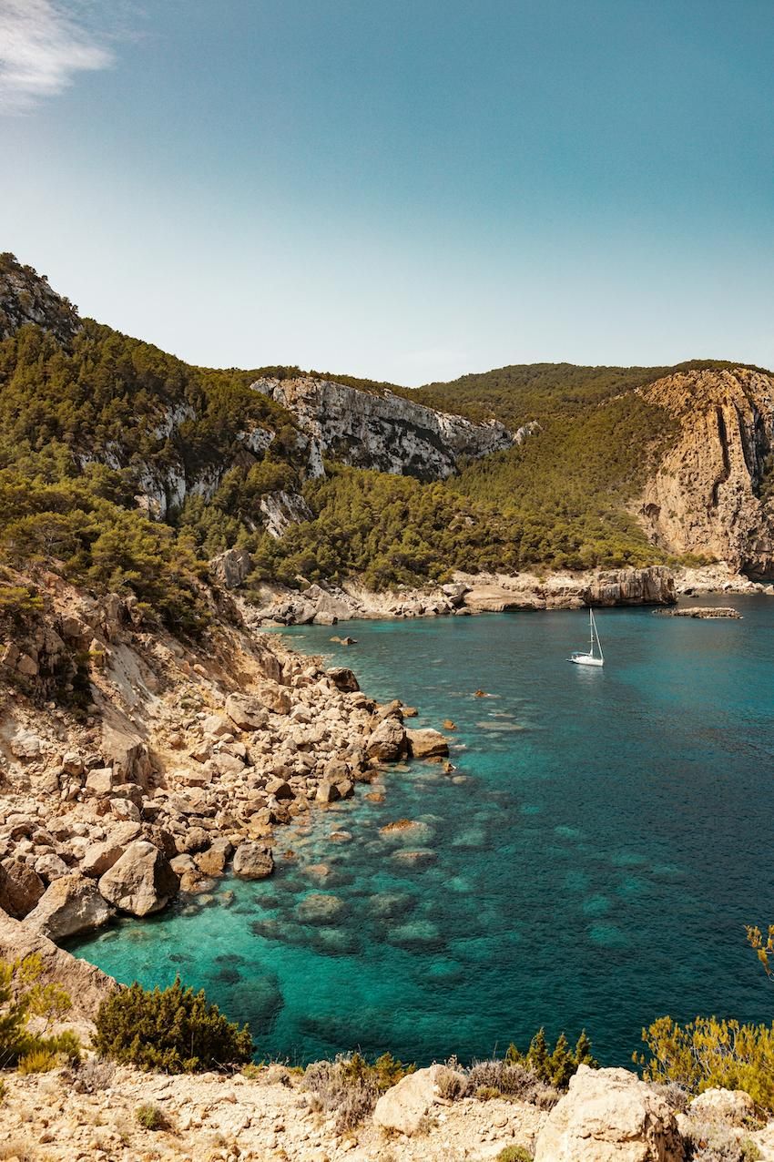 El norte de Ibiza, tierra de acantilados, pinos y un mar turquesa