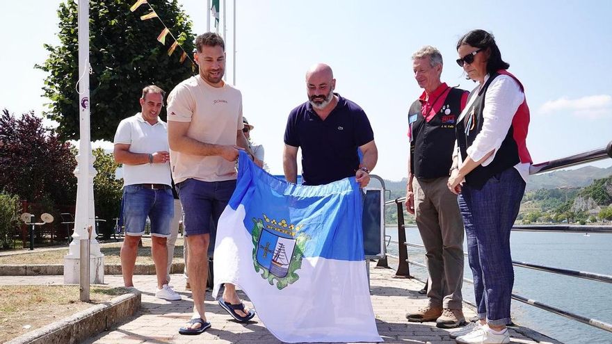 Descubierta la placa conmemorativa de los últimos ganadores del Descenso del Sella, en Ribadesella