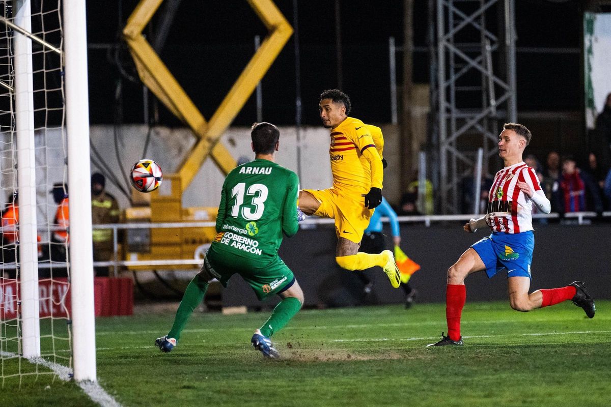 Rafinha, superant Arnau en el segon gol del Barça.