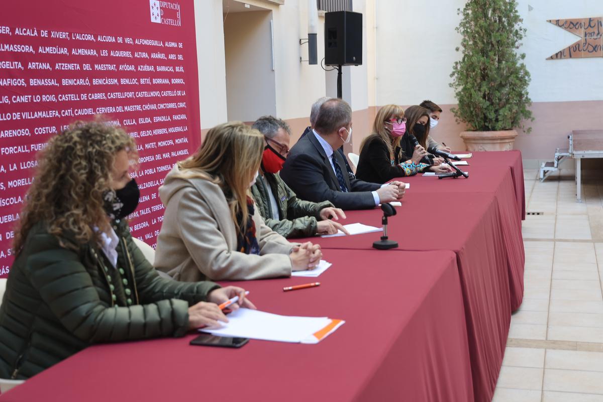La rueda de prensa fue en el patio del espacio cultural de la Diputación.