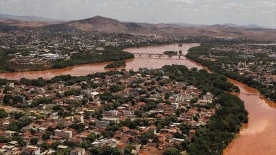 Un &#039;tsunami&#039; de lodo tóxico causa la mayor catástrofe ambiental de Brasil