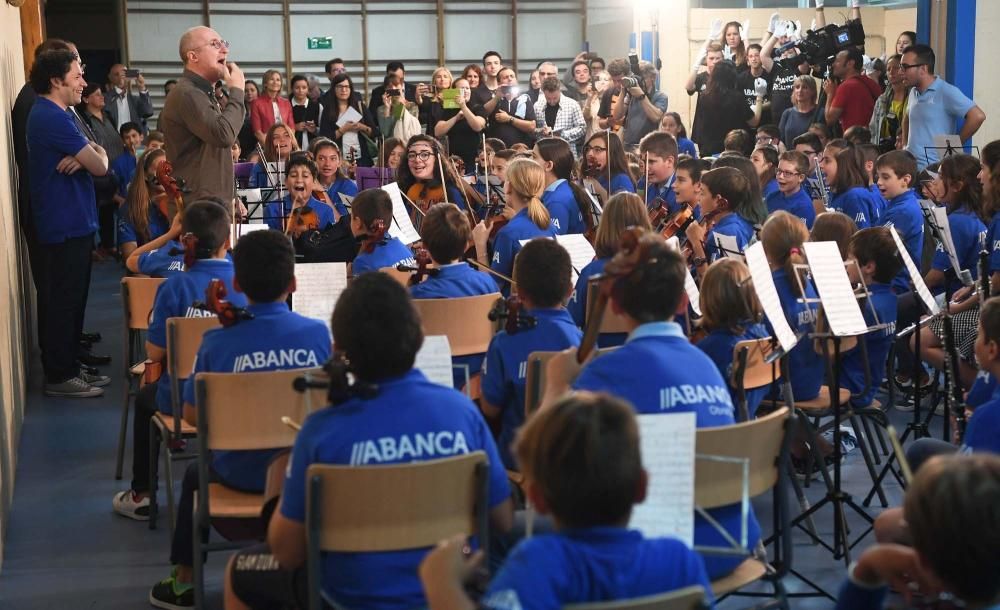 Gustavo Dudamel, con 200 niños músicos de A Coruña