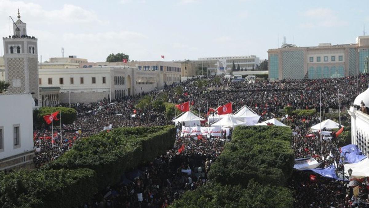 Decenas de miles de personas se han manifestado en el centro de la capital tunecina en demanda de la dimisión del Ejecutivo de transición y del primer ministro, Mohamed Ghanuchi.