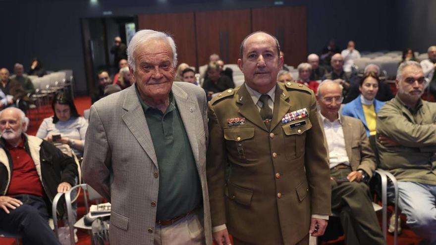 El coronel en la reserva Rafael González Crespo y el comandante Jesús María Pina.