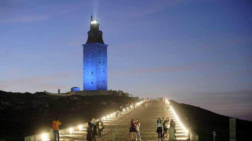 La Torre, ayer, iluminada de azul por la diabetes.