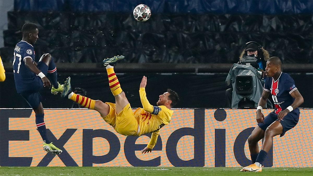 Leo Messi, en una acción acrobática durante el PSG-Barça del 10 de marzo de 2021