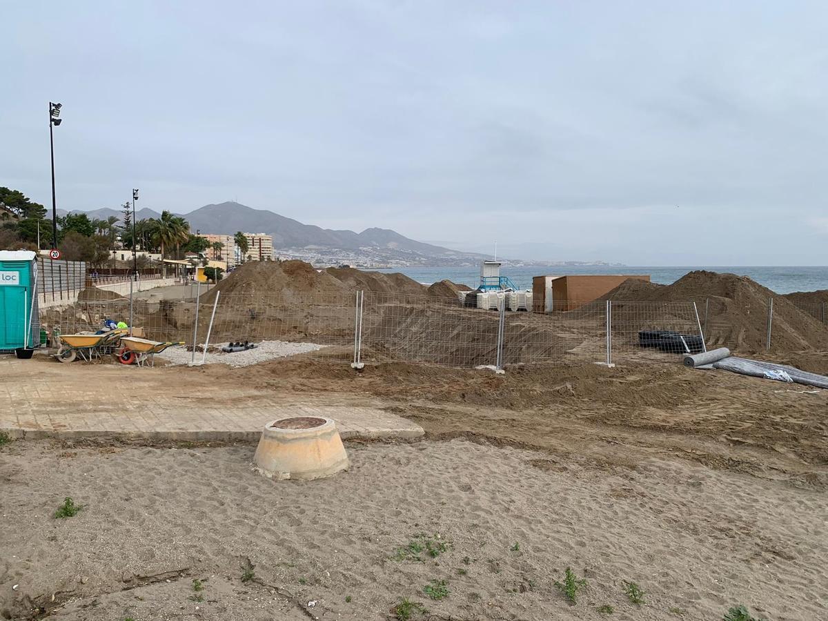 La Junta ha apercibido al chiringuito Bbikini Beach de Fuengirola por ocupar más espacio del autorizado para hacer obras.