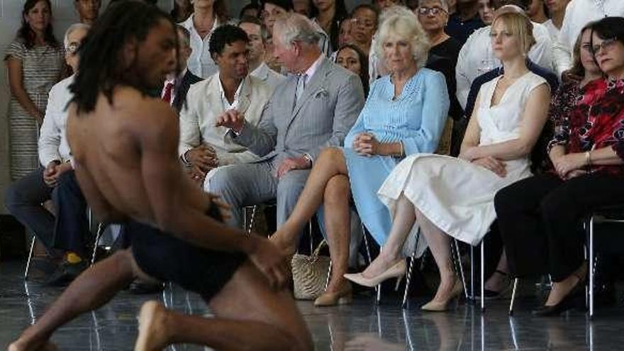 Carlos y Camilla asisten a una exhibición de danza en La Habana. // F. Medina
