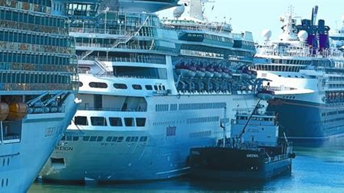 Concentración de cruceros en el puerto de Barcelona en el 2011.