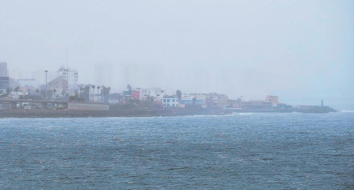 Vista de la línea litoral de la capital, con el muelle de San Cristóbal a la derecha, durante la tarde de este viernes.