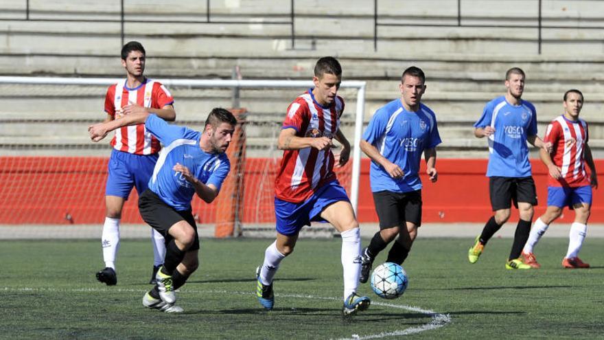 El jugador del Manresa Riki condueix la pilota