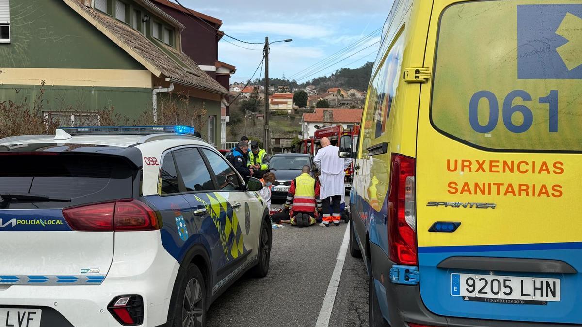 Los servicios médicos y sanitarios intentan reanimar al ciclista, este mediodía en el vial A Madalena-Herbello.