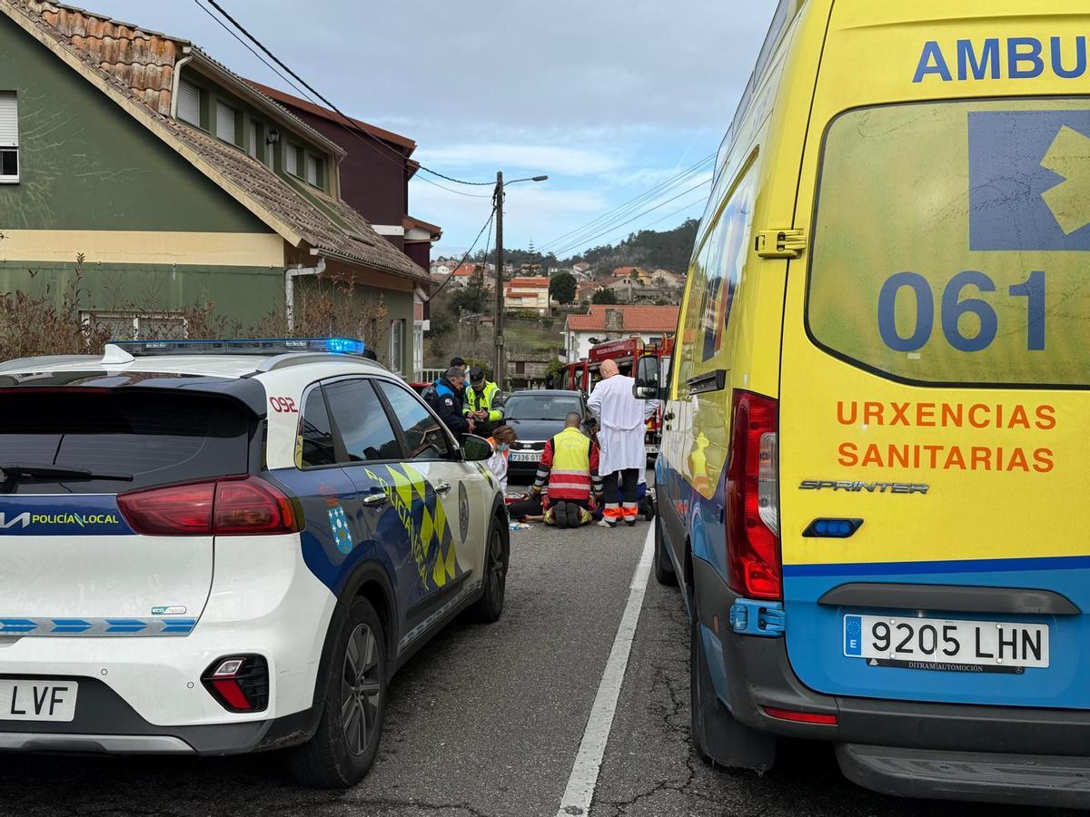 Los servicios médicos y sanitarios intentan reanimar al ciclista, este mediodía en el vial A Madalena-Herbello.