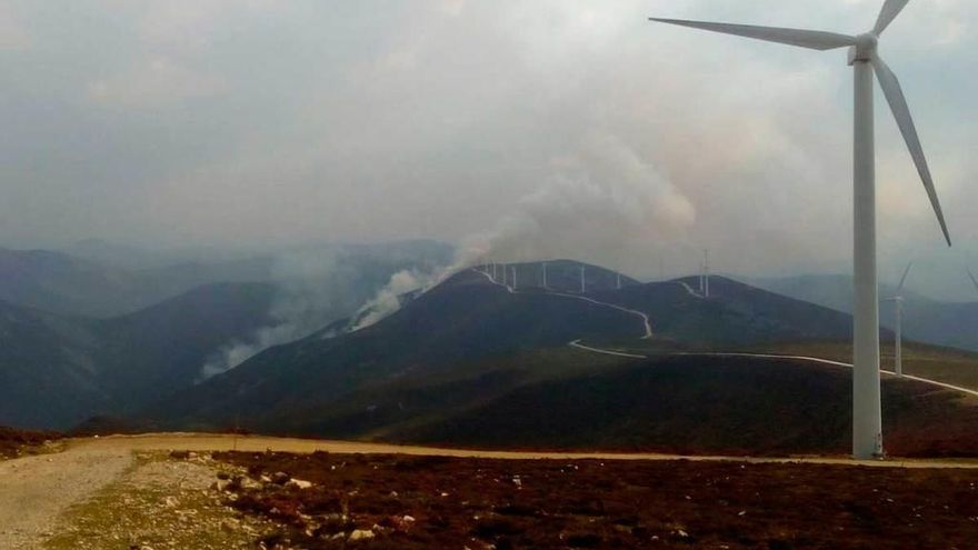 Humo de los incendios en Allande.