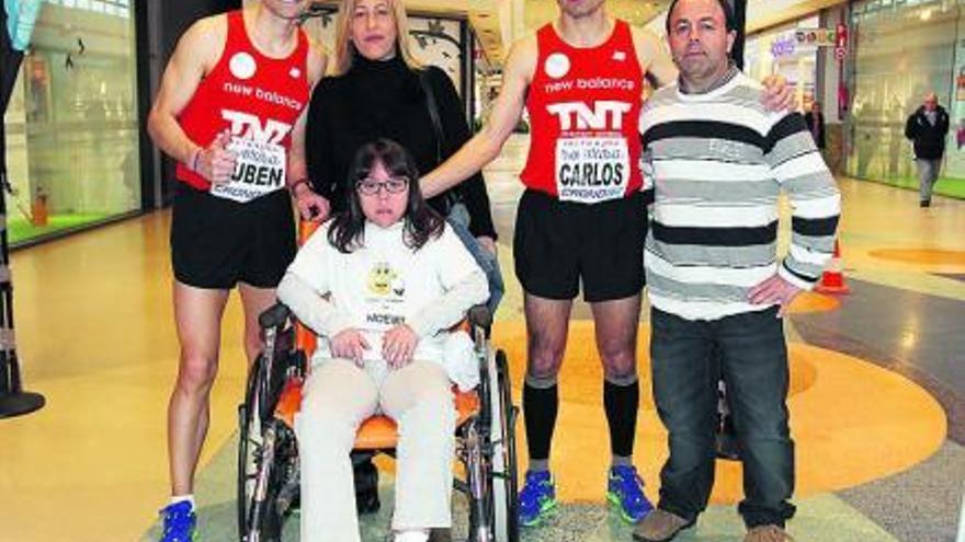 A la izquierda, Rubén Pereira y Carlos Adán junto a Noemí y sus padres. A la derecha, los atletas durante el tramo que corrieron acompañados por los bomberos. // Marta G.Brea