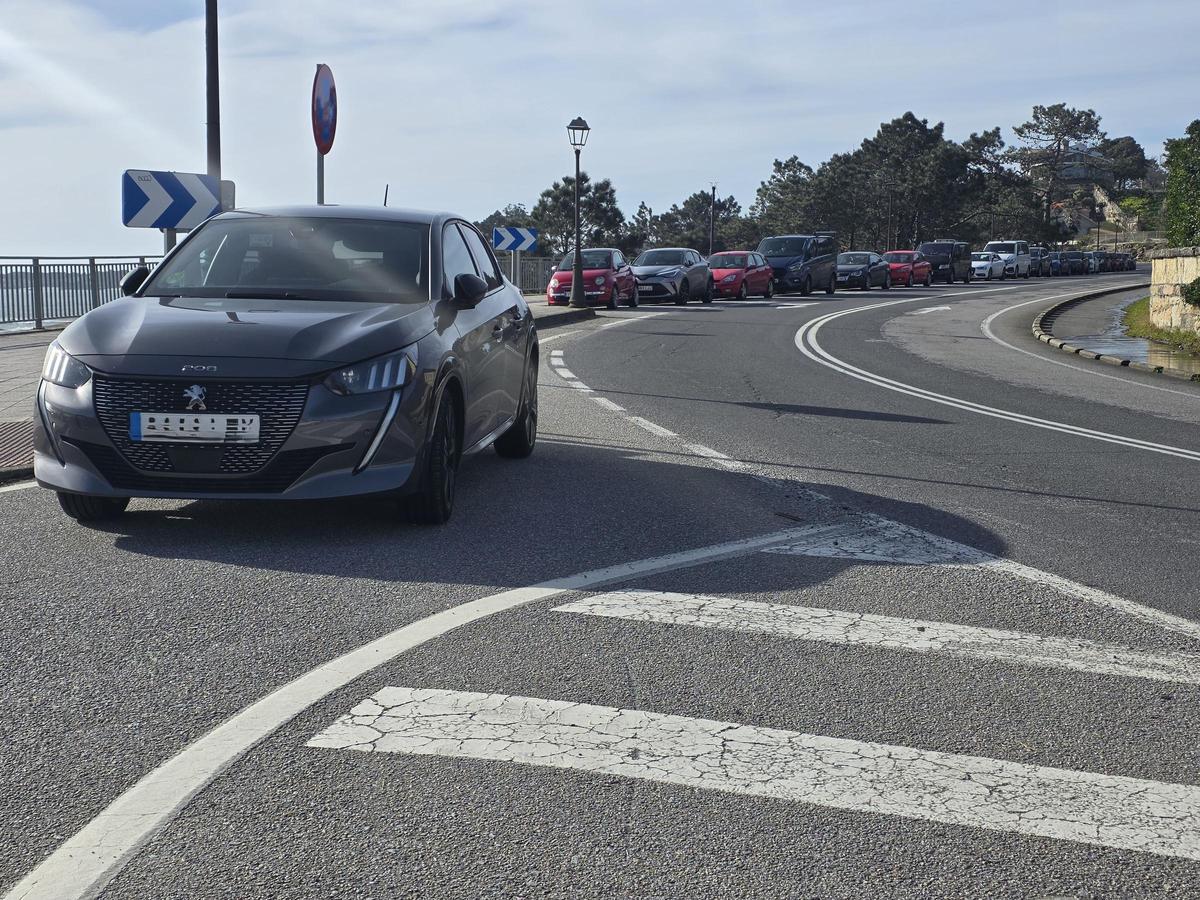 Un coche ocupando un carril de circulación, el domingo.