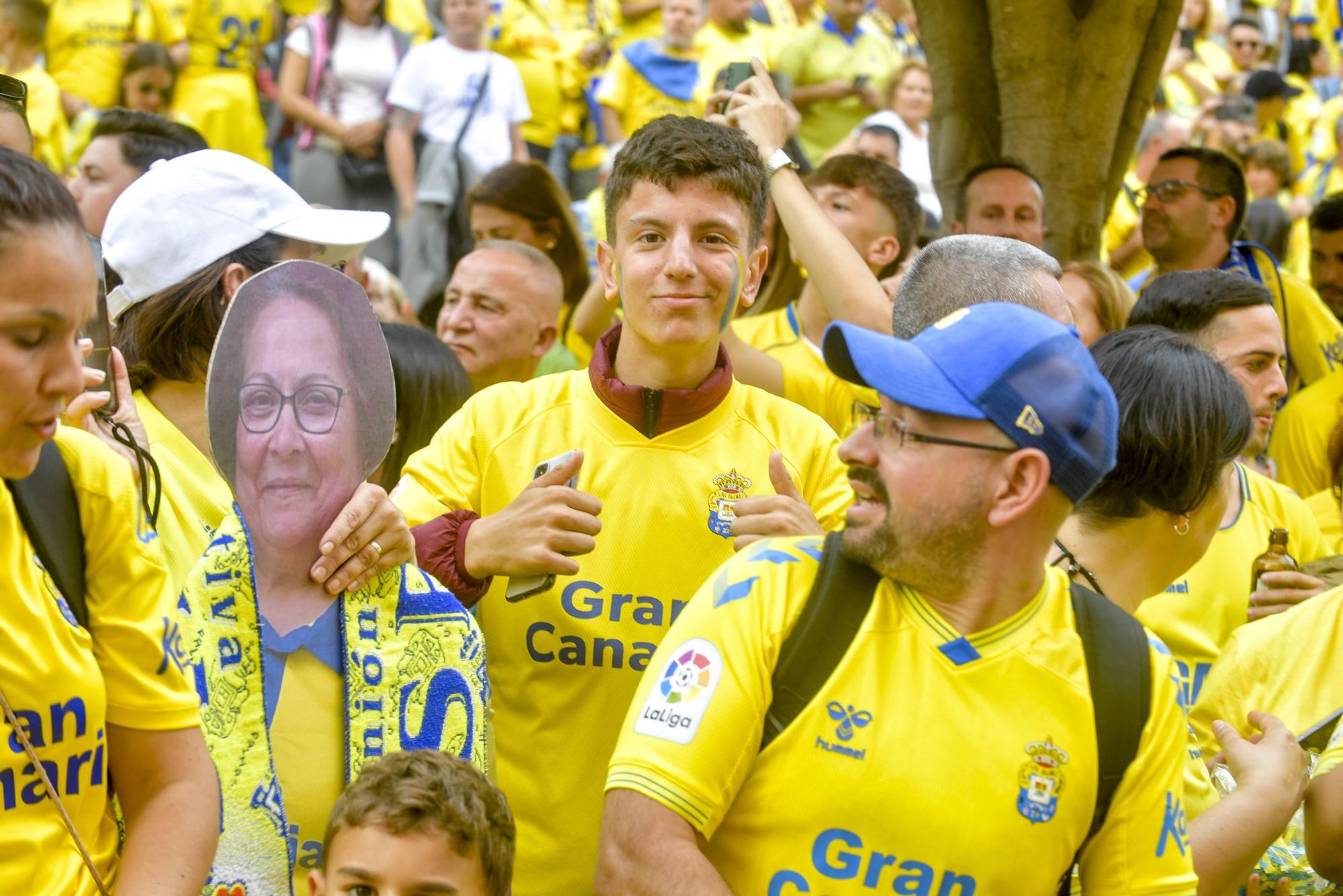 La afición recibe a la guagua de la UD Las Palmas en Fondos de Segura