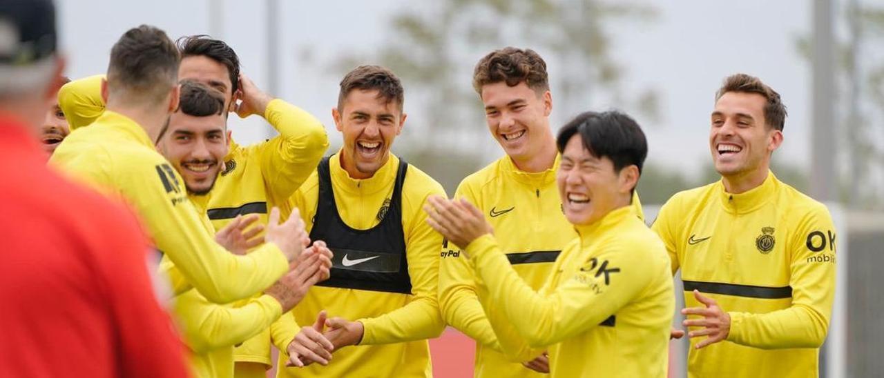 Buen ambiente en los entrenamientos previos al partido ante el Granada.