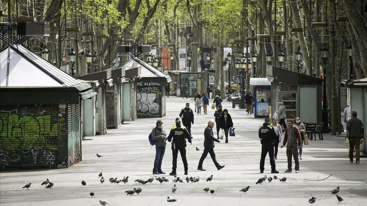 Controles policiales a turistas en las Ramblas de Barcelona.