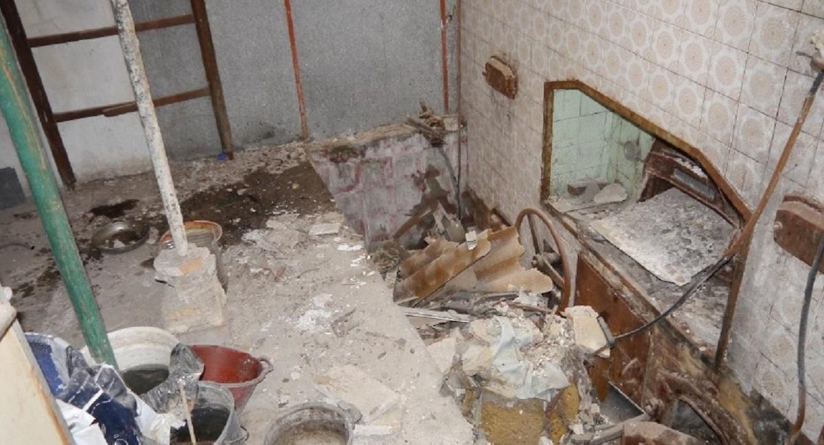 La planta baja del inmueble, llena de derrumbes.