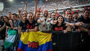 Seguidores de la banda australiana AC/DC durante el concierto de la banda australiana en Sevilla.