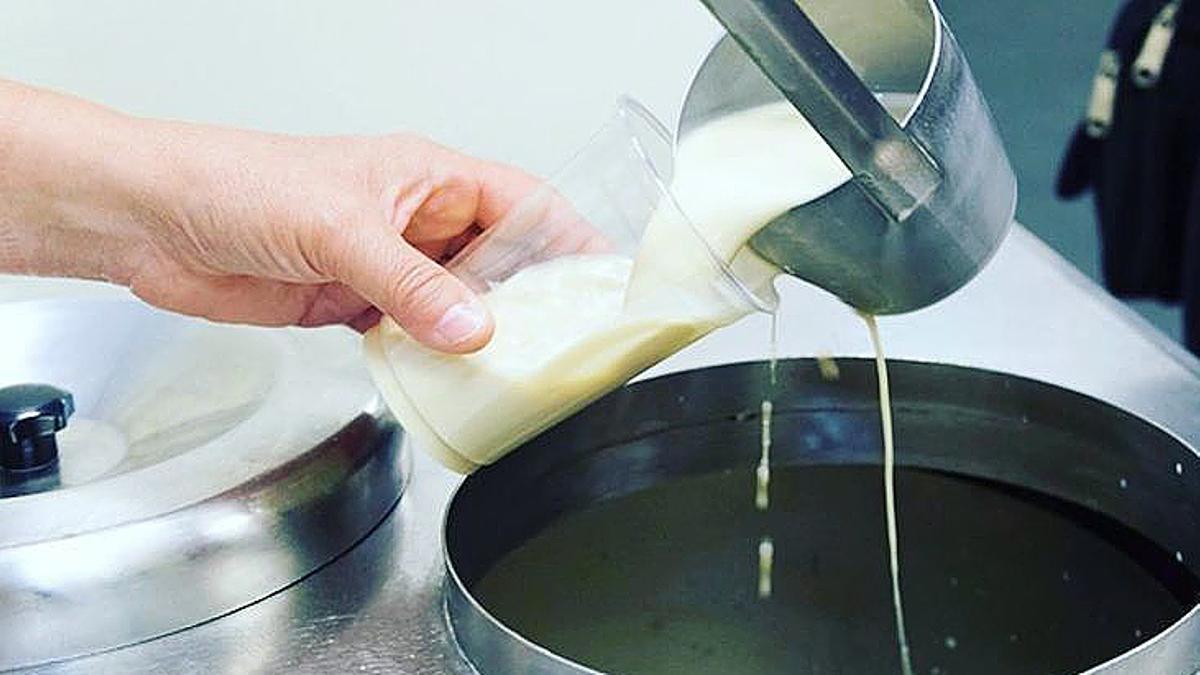 Montserrat elabora su propia horchata en su pequeña fábrica.