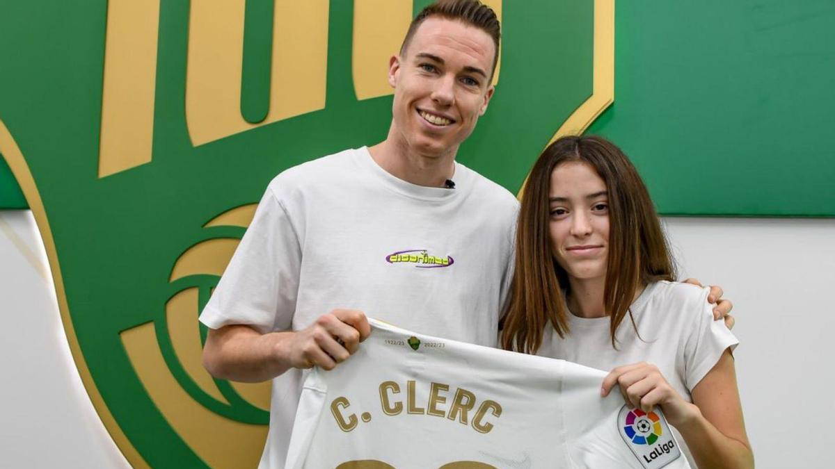 Sorpresa del club y Clerc a la joven que se desmayo en el Elche Madrid Informacion