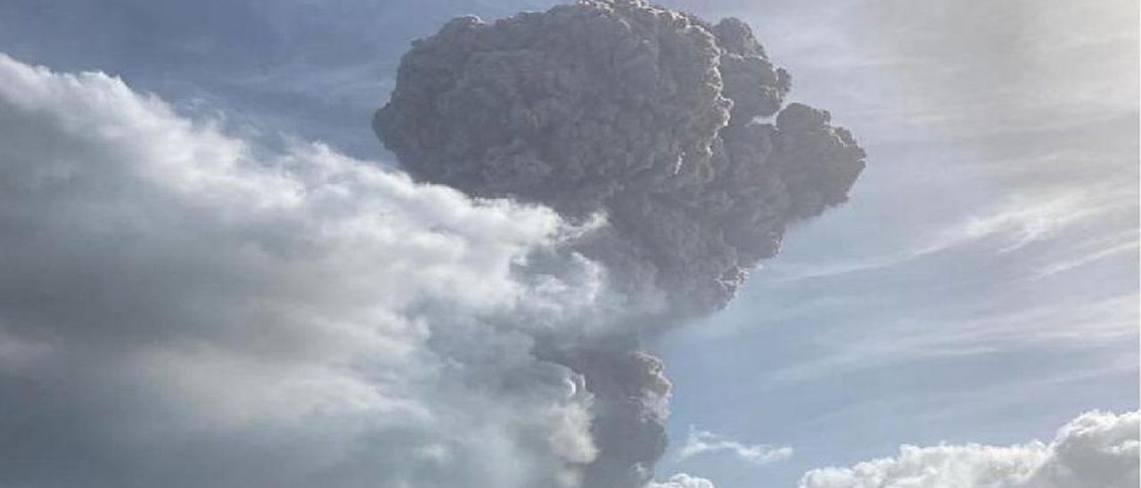 Una nube de dióxido de azufre afectará desde esta tarde a Canarias